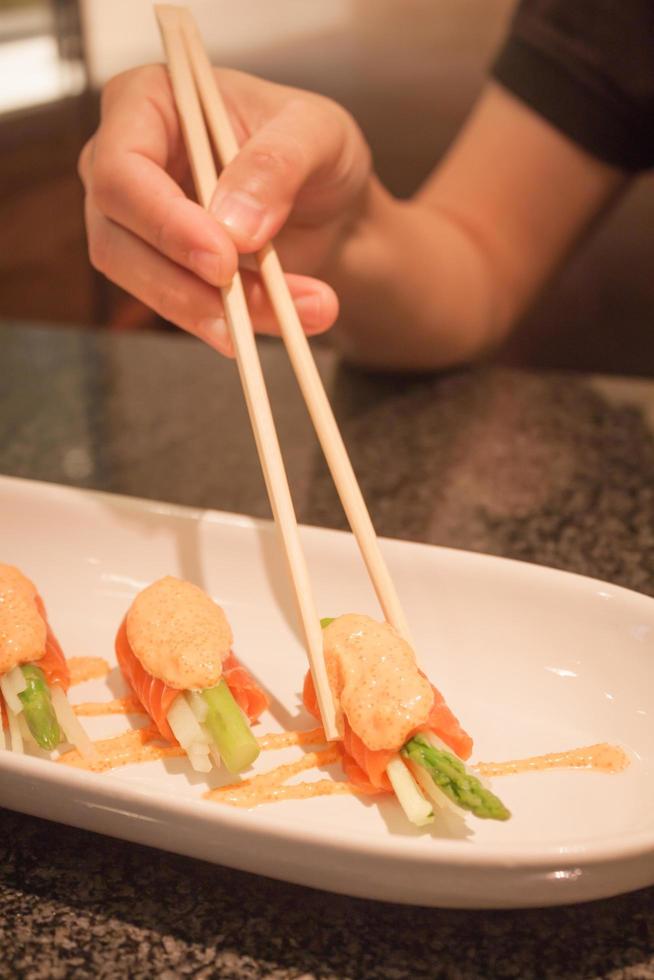 primo piano di sushi di salmone foto