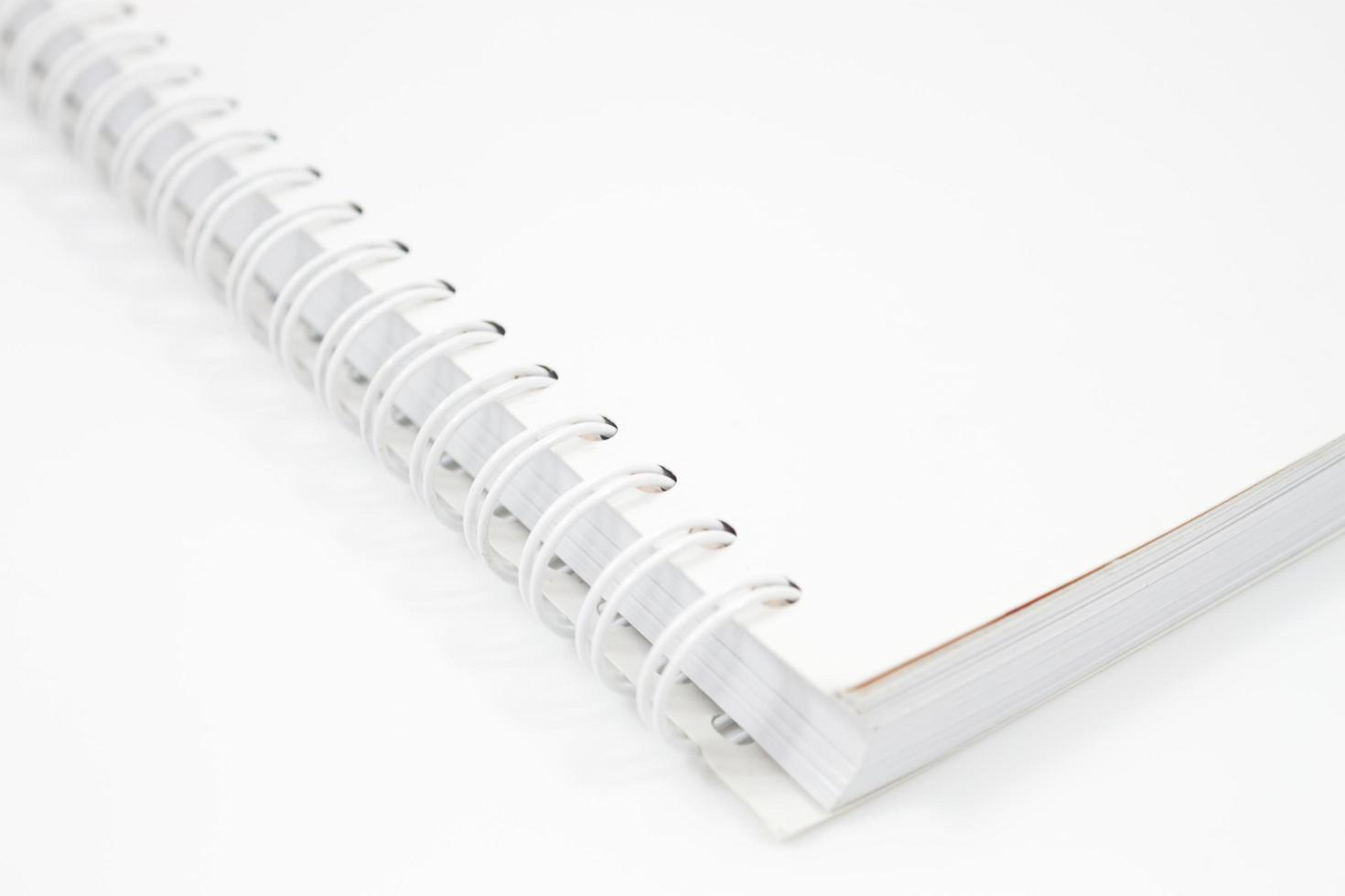 primo piano di un quaderno a spirale su uno sfondo bianco foto