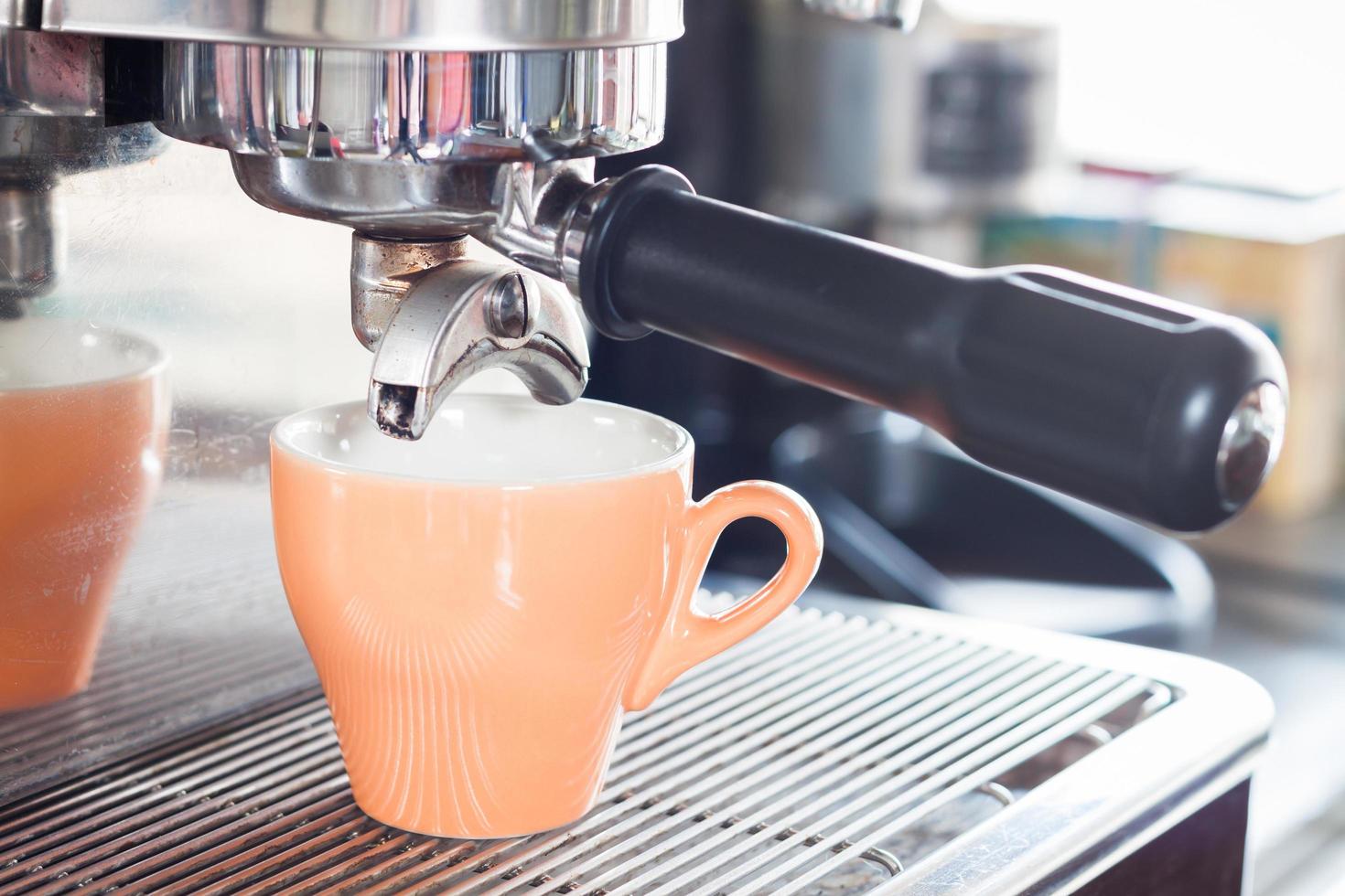 primo piano di una macchina per caffè espresso foto