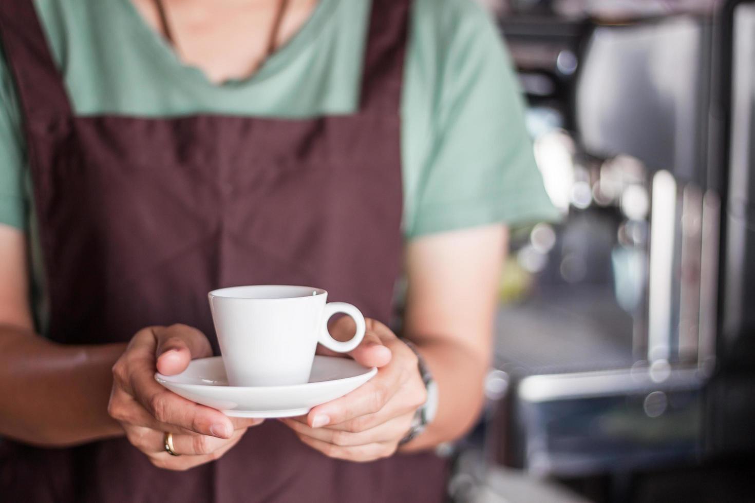 persona che tiene una tazza di caffè foto