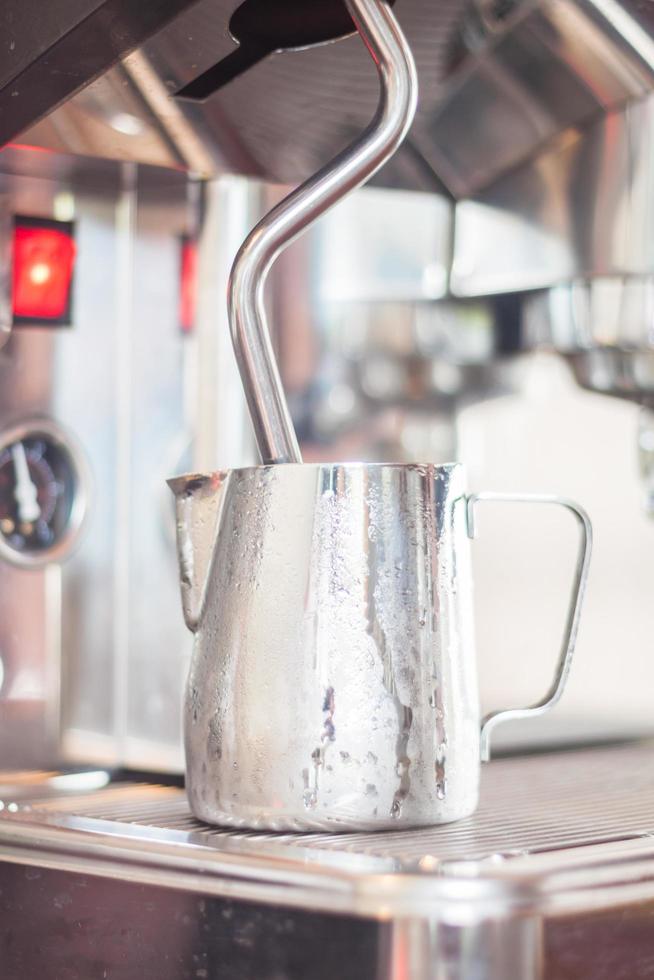 latte cotto a vapore in una caraffa foto