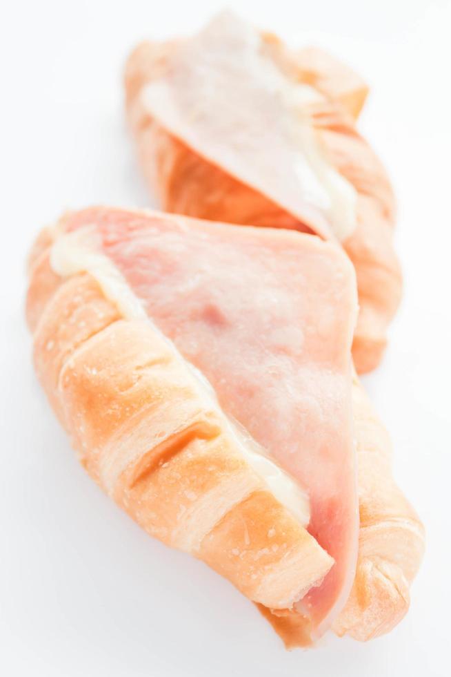 croissant con prosciutto formaggio isolato su sfondo bianco foto