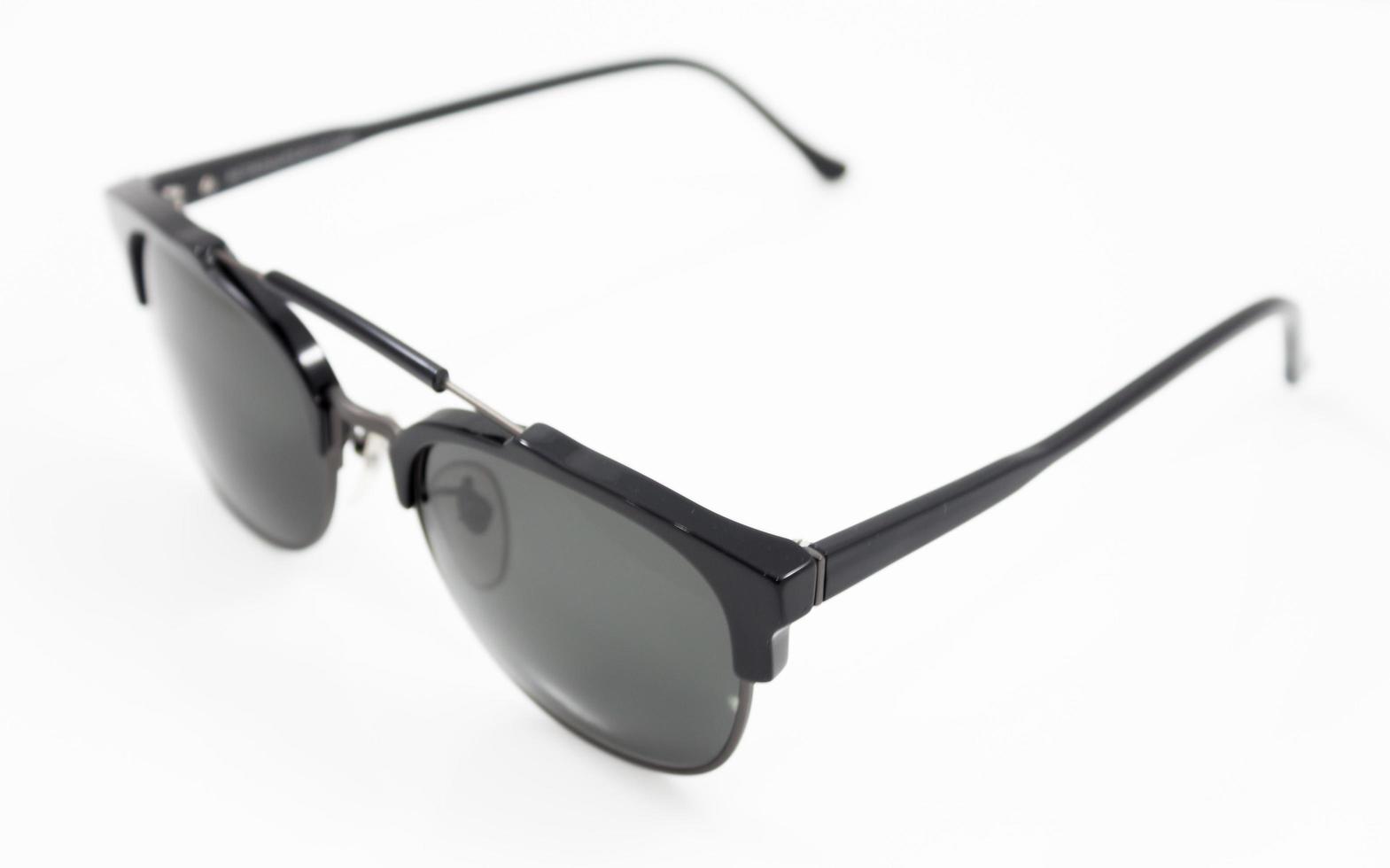 occhiali da sole moderni su uno sfondo bianco foto