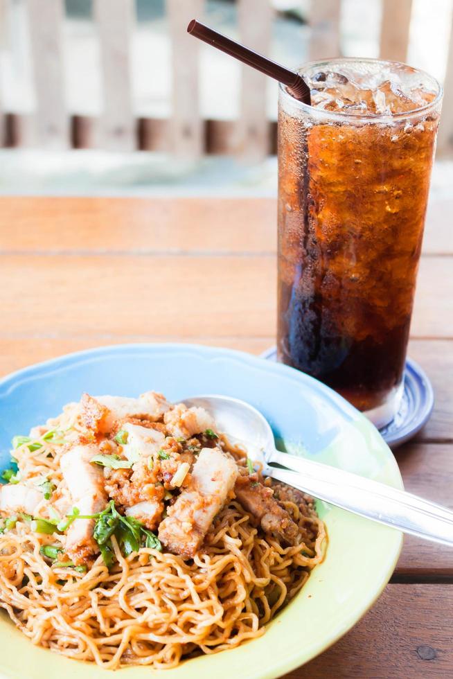 mescolare tagliatelle piccanti fritte e una cola foto