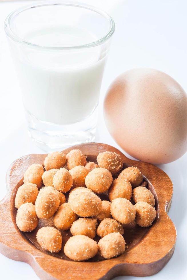 spuntino piccante alle arachidi, uova e un bicchiere di latte foto