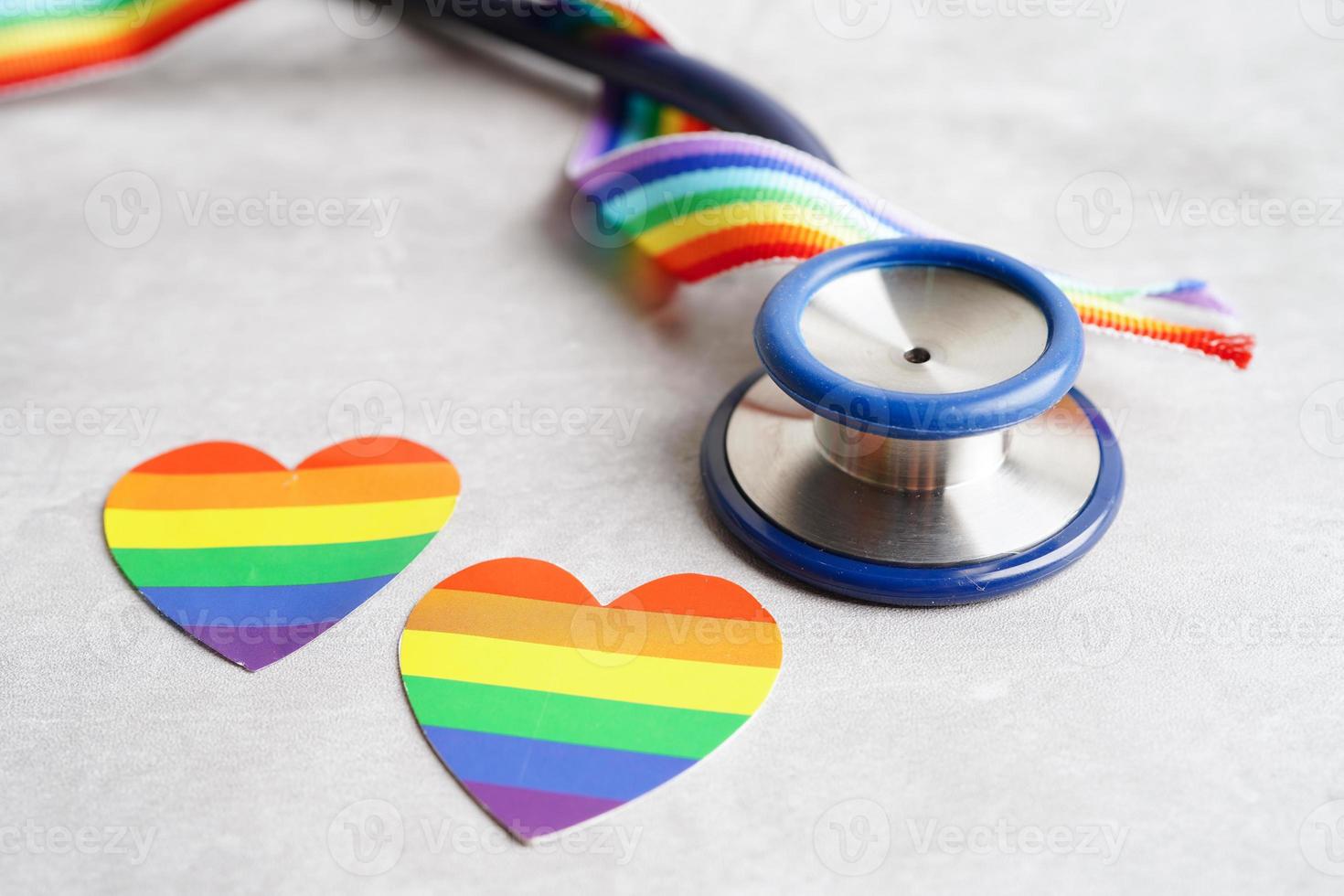 simbolo lgbt, stetoscopio con nastro arcobaleno, diritti e uguaglianza di genere, mese dell'orgoglio lgbt a giugno. foto