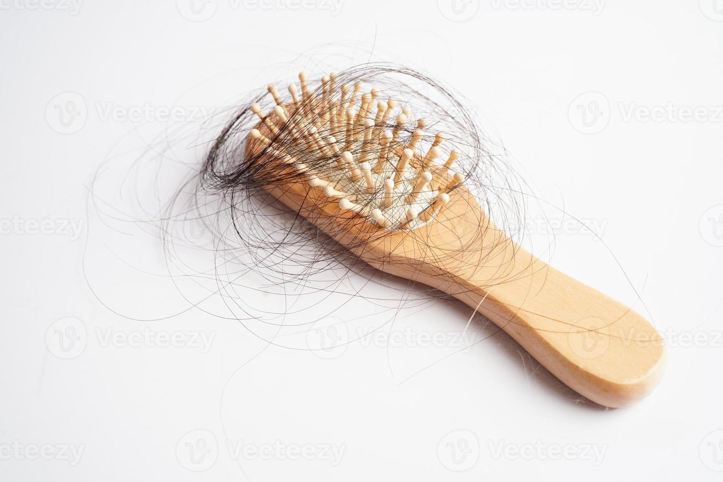 capelli perdita autunno con pettine spazzola isolato su bianca sfondo. foto