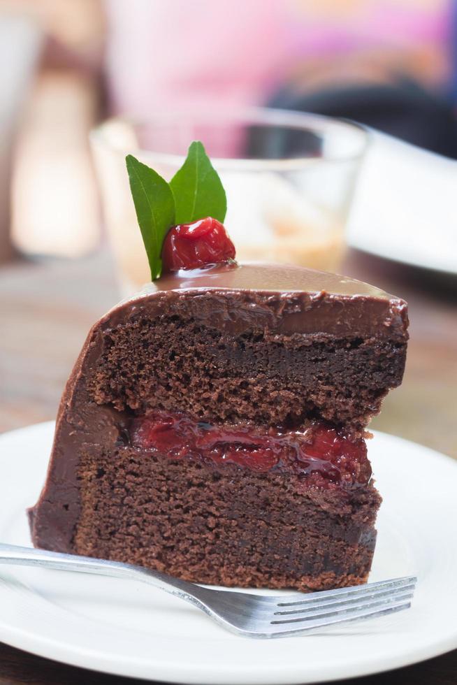 pezzo di torta al cioccolato sulla zolla bianca foto