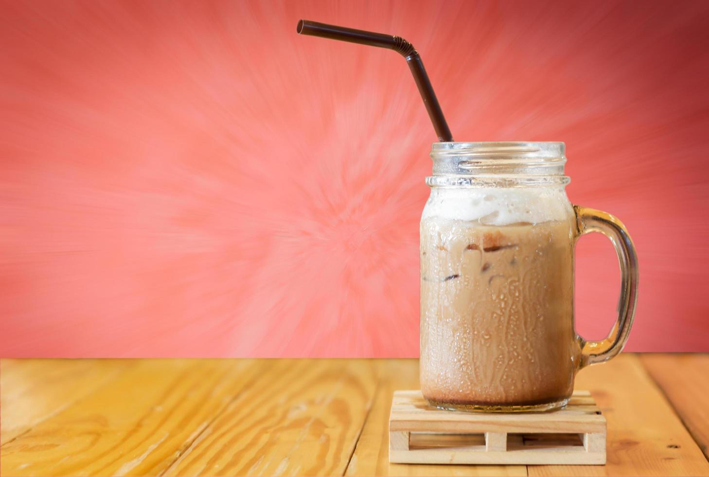 caffè freddo in un barattolo di vetro foto