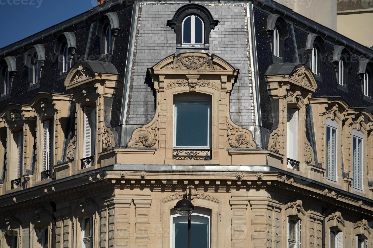 Parigi tetti camino e edificio vista della città foto