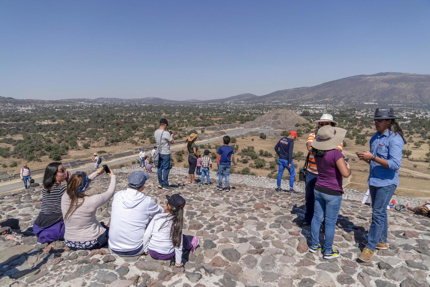 Messico città, Messico - gennaio 30 2019 - turista arrampicata Teotihuacan piramide Messico foto