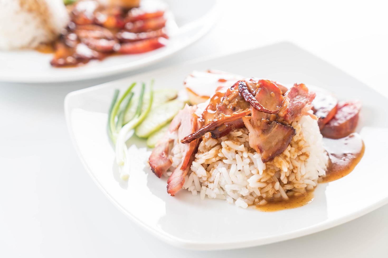maiale rosso alla brace in salsa con riso foto