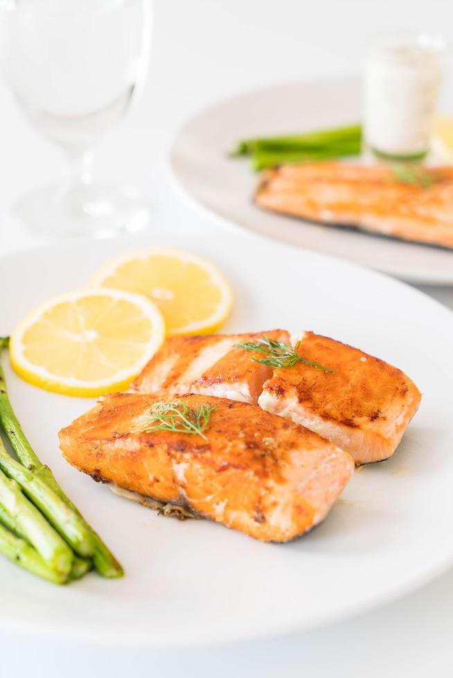 trancio di salmone alla griglia foto