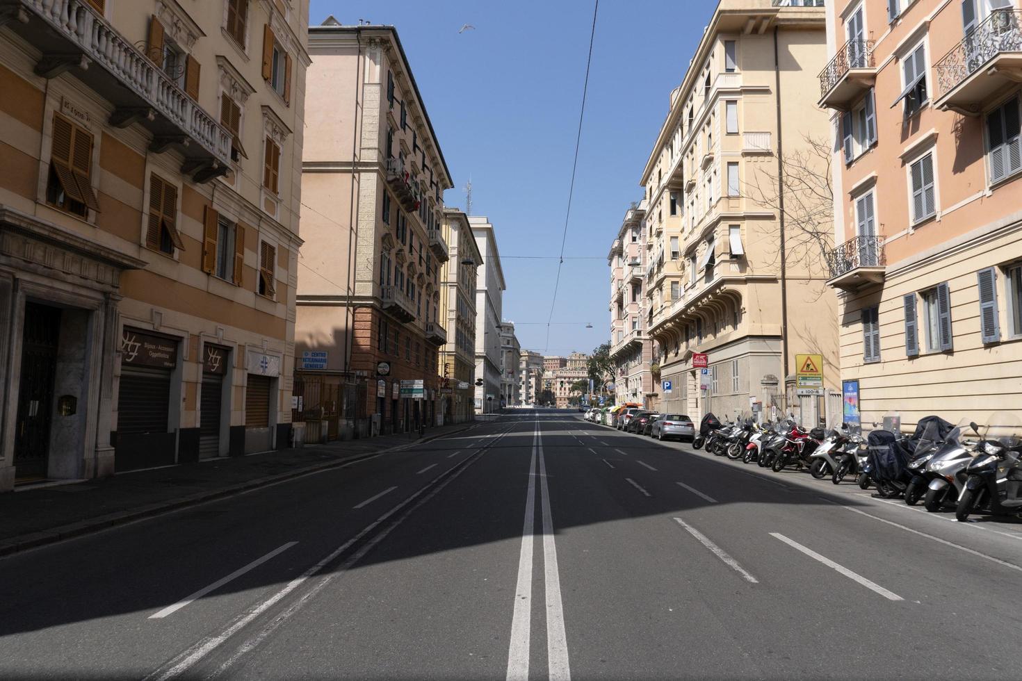 Genova, Italia - aprile 5 2020 - centro strade siamo deserto dovuto per coronavirus covid quarentine foto