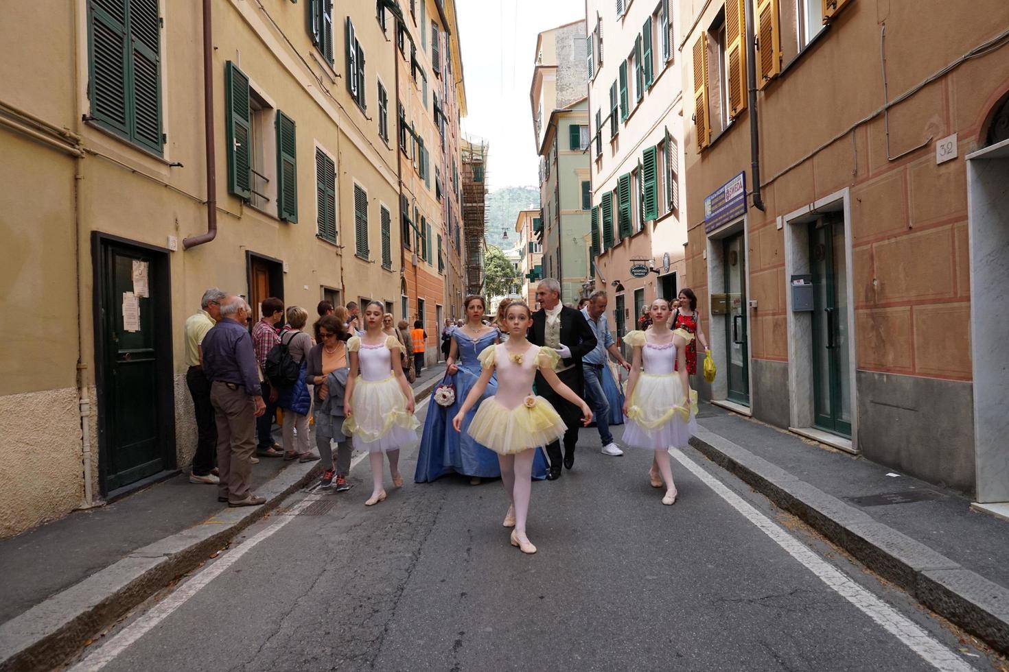 Genova, Italia - Maggio 5 2018 - 19 secolo vestito parata per euroflora mostra nel il unico scenario di il nervi foto