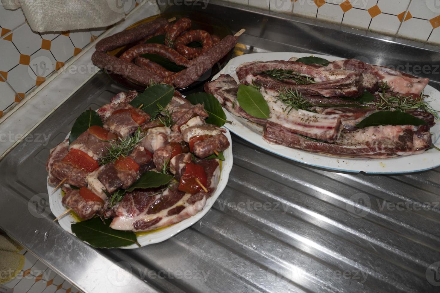 carne spiedini pronto per cucinare foto