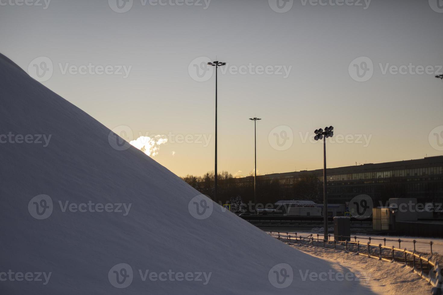 paesaggio urbano nel inverno. Visualizza di nevoso campo. foto