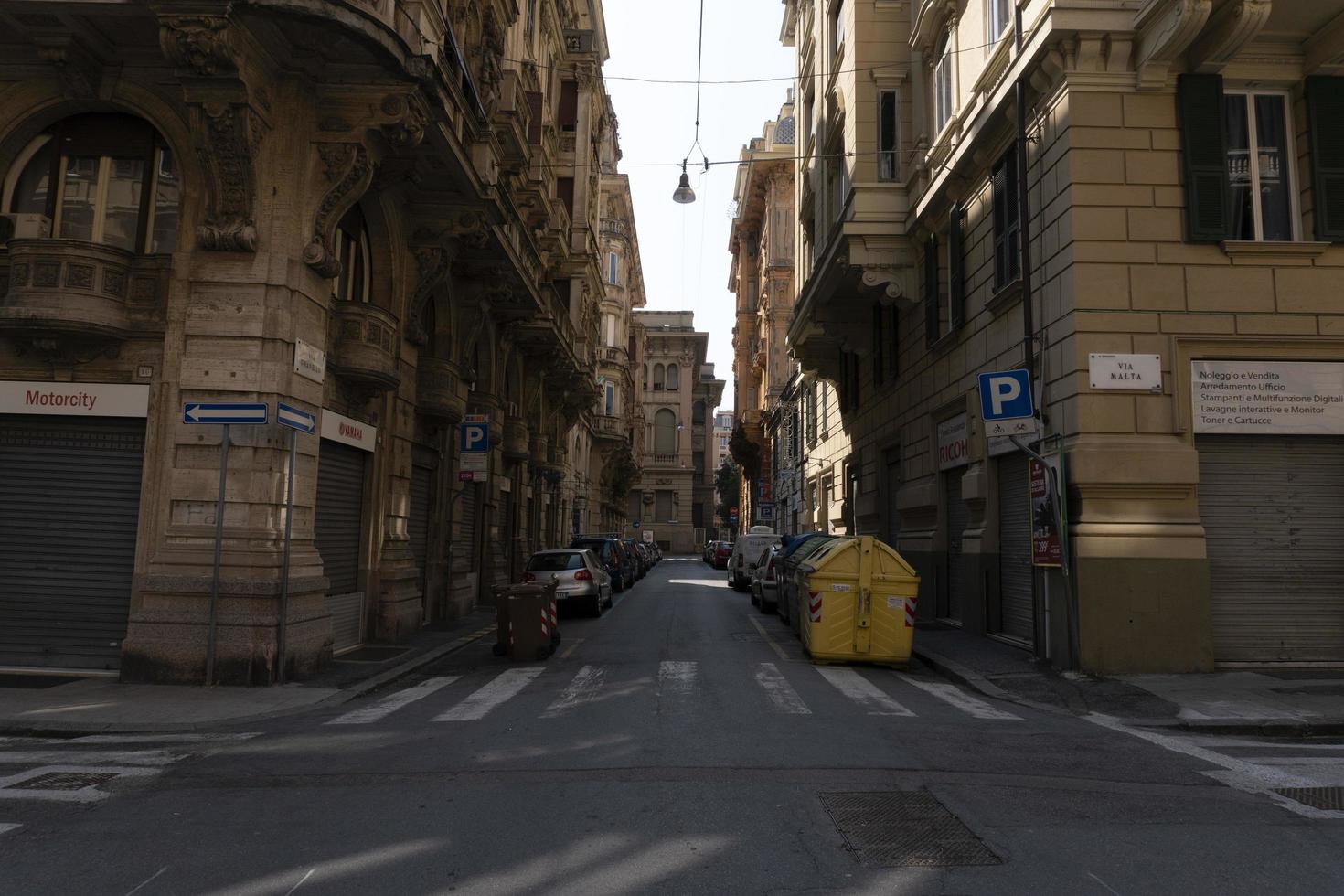 Genova, Italia - aprile 5 2020 - centro strade siamo deserto dovuto per coronavirus covid quarentine foto