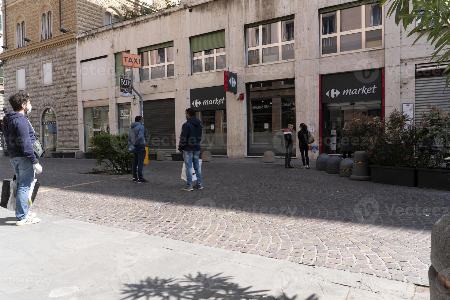 Genova, Italia - aprile 5 2020 - centro strade siamo deserto dovuto per coronavirus covid quarentine foto