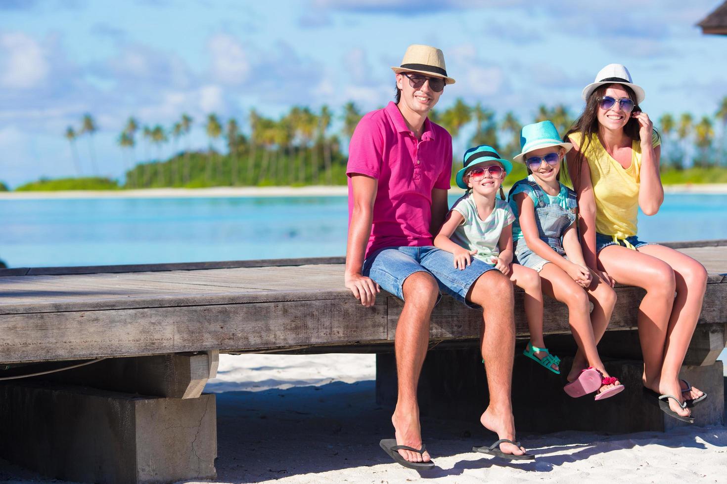 famiglia seduta su una spiaggia foto