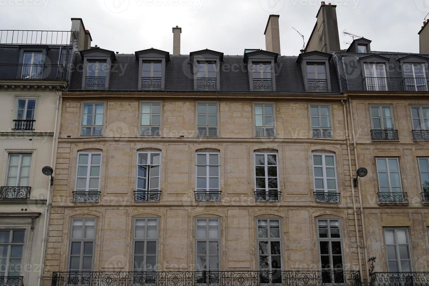 Parigi tetti camino e edificio vista della città foto