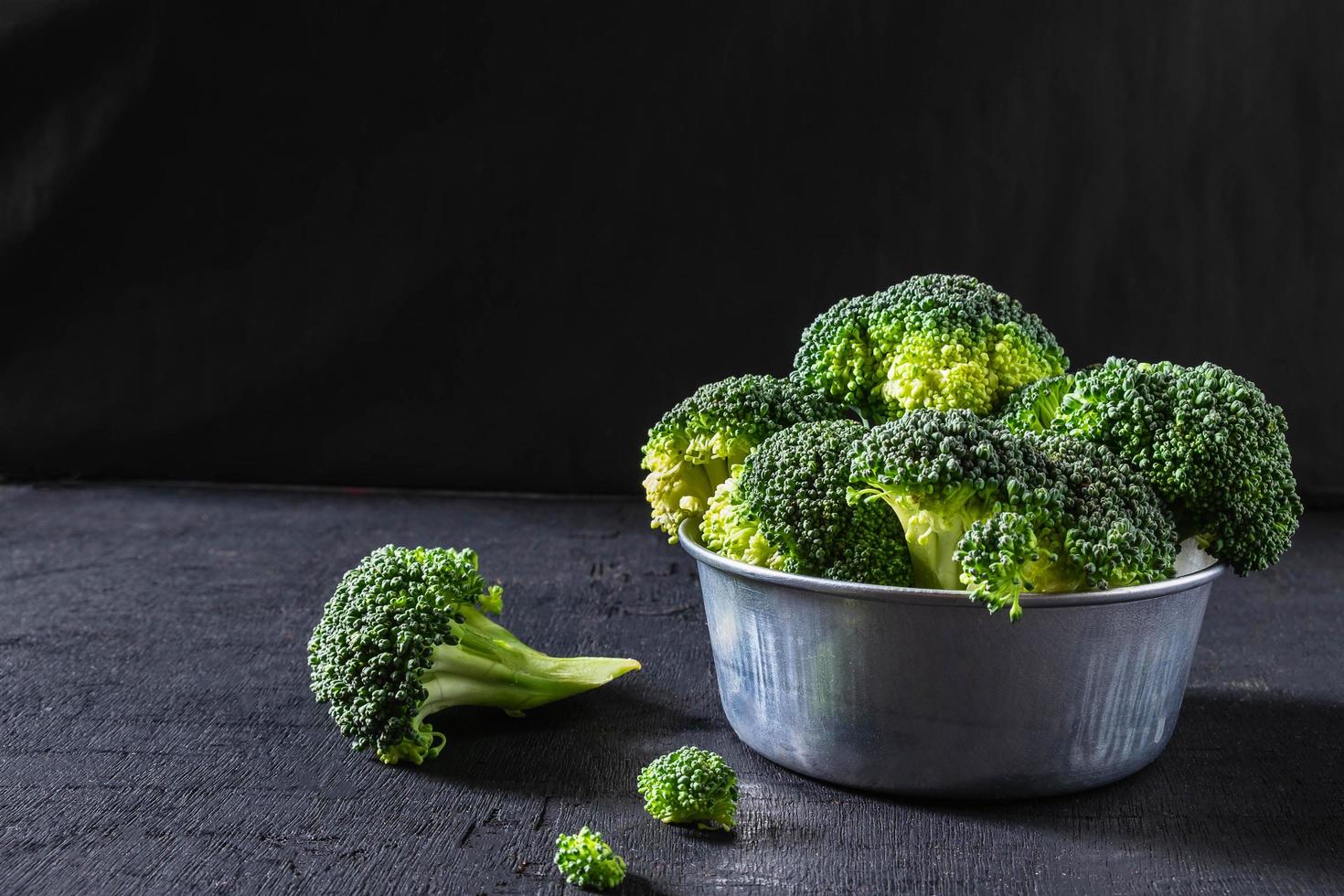 broccoli in una ciotola su uno sfondo nero foto