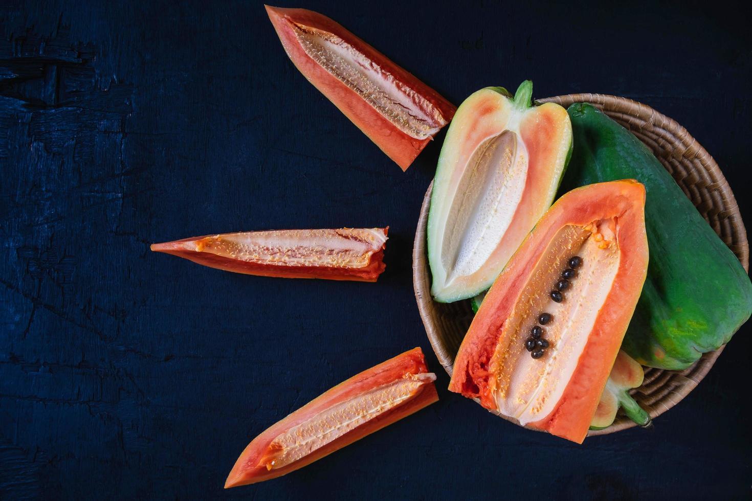 frutta papaia matura su fondo in legno foto