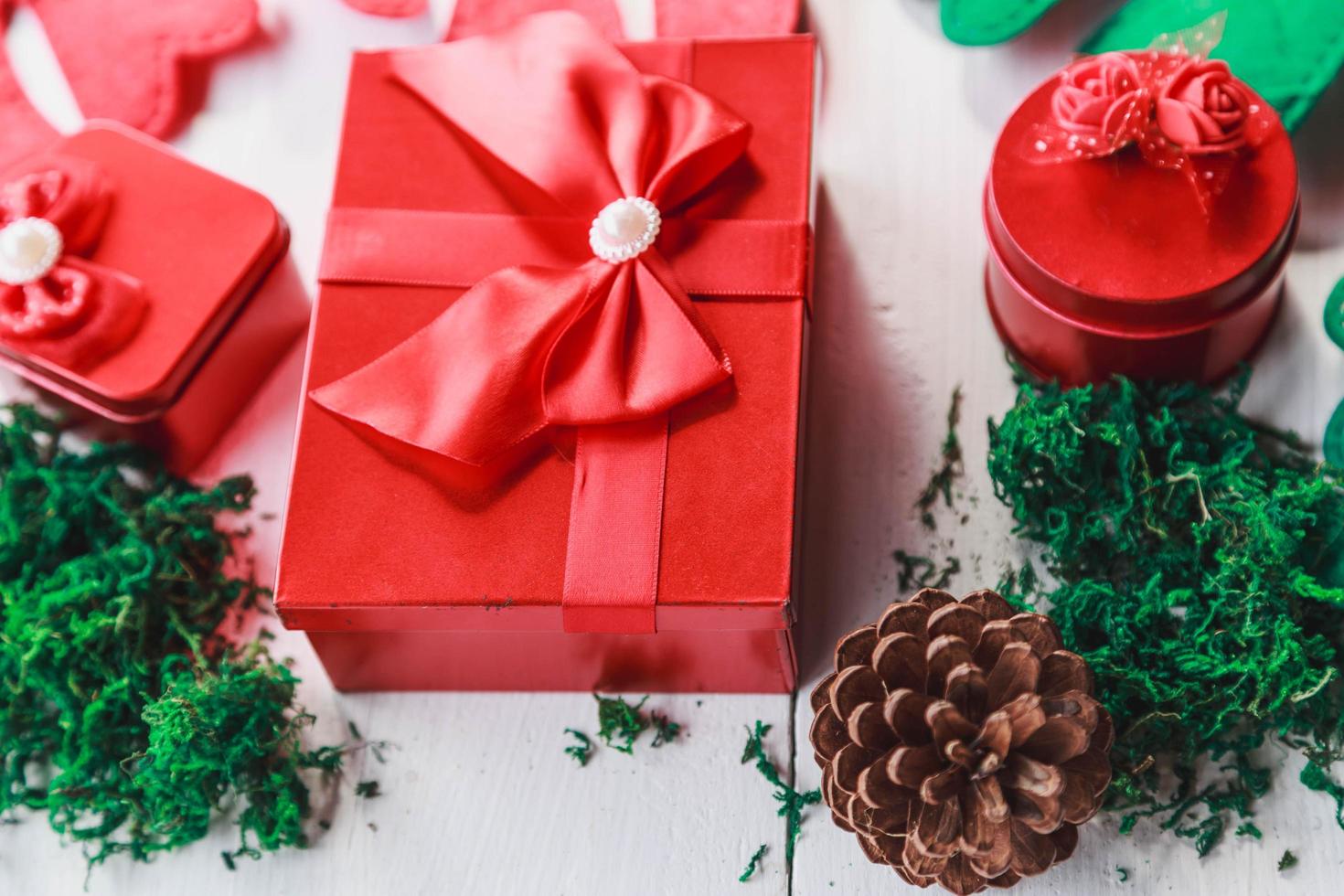 confezione regalo rossa su sfondo bianco in legno per il giorno di Natale foto