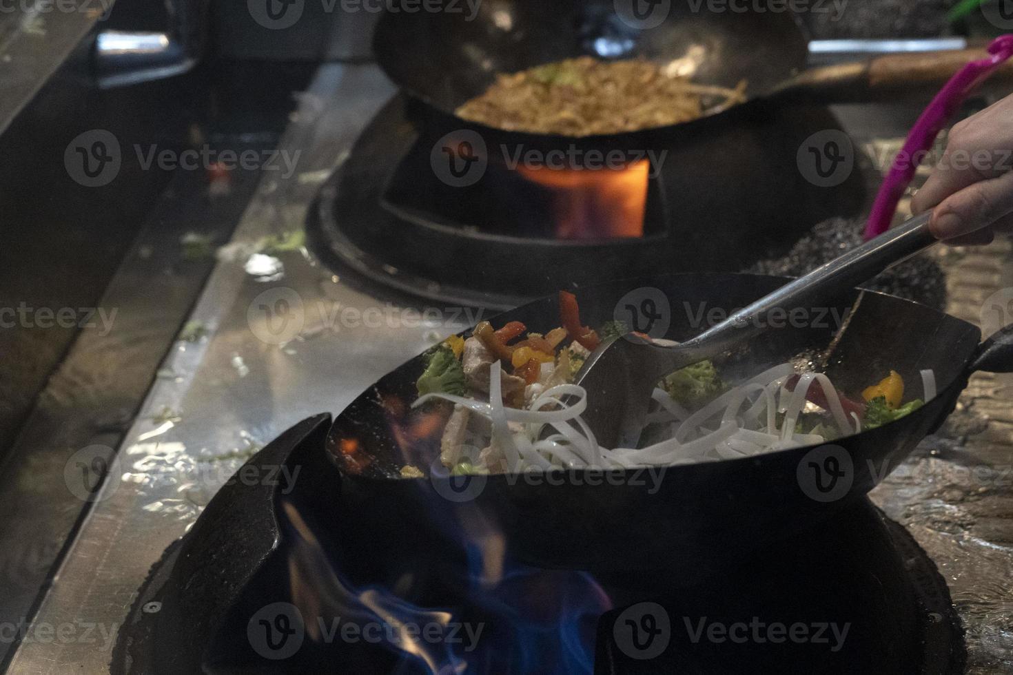 wok riso spaghetti cucinando foto