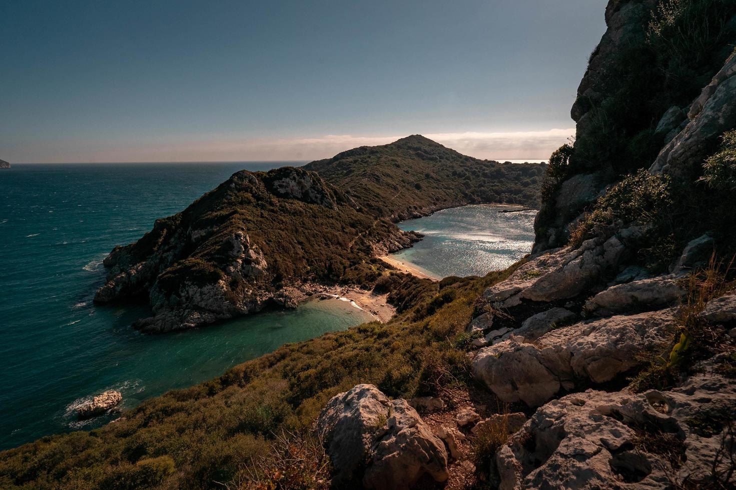 vista sul mare con le colline foto