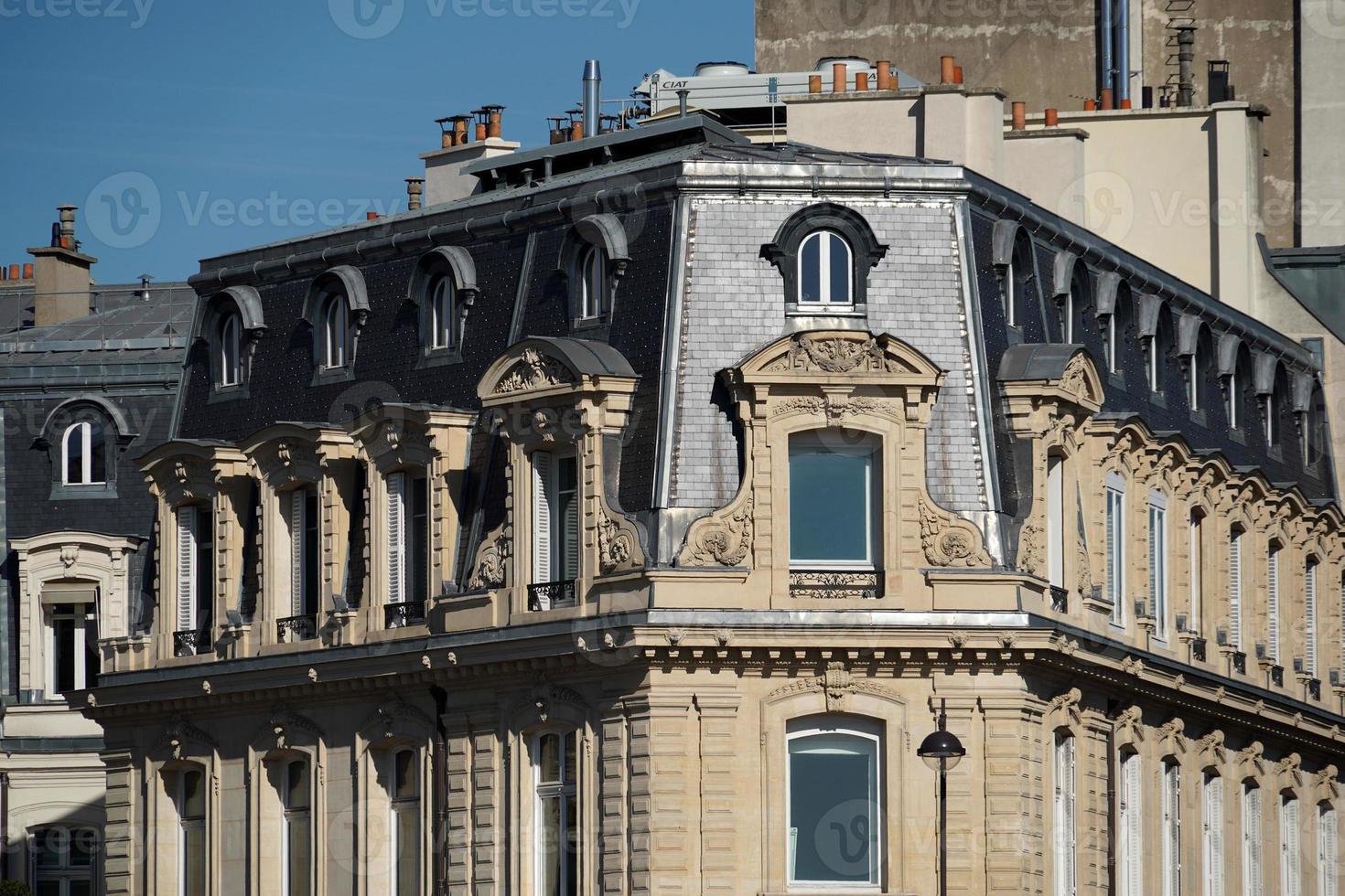 Parigi tetti camino e edificio vista della città foto