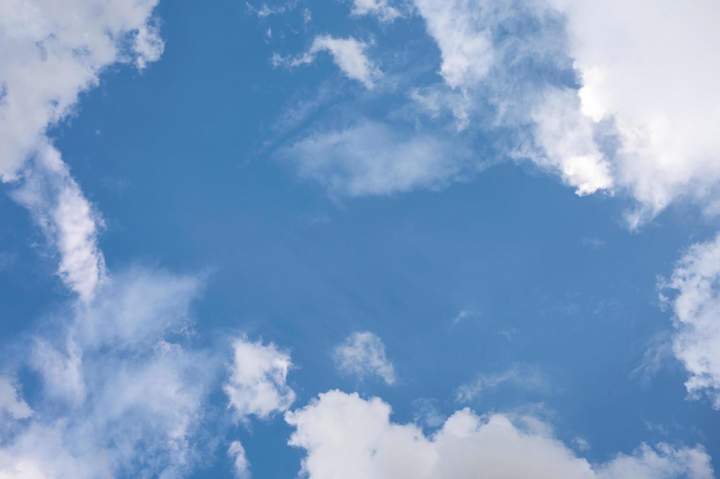 nuvole bianche nel cielo blu foto