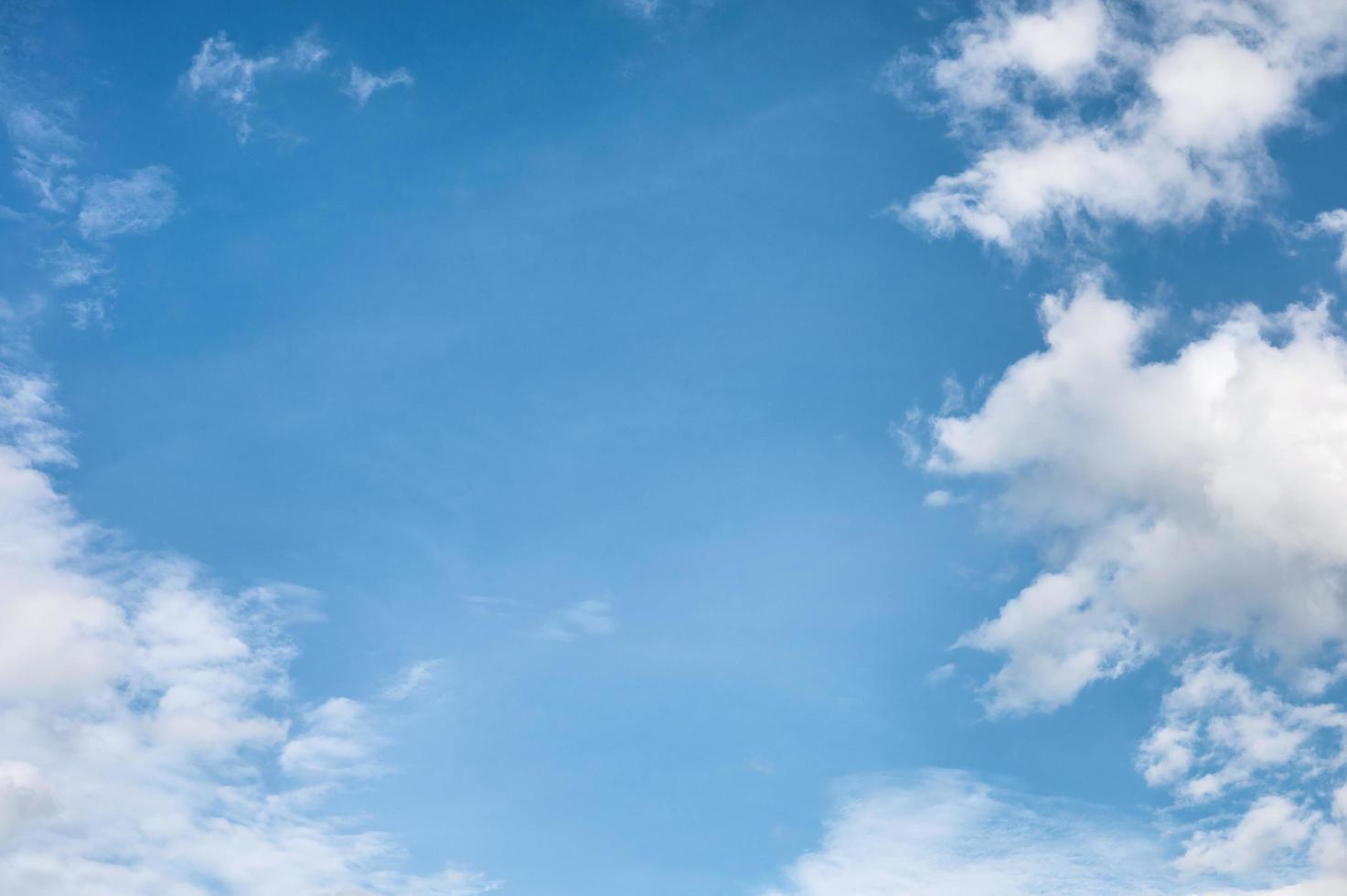 nuvole bianche nel cielo blu foto