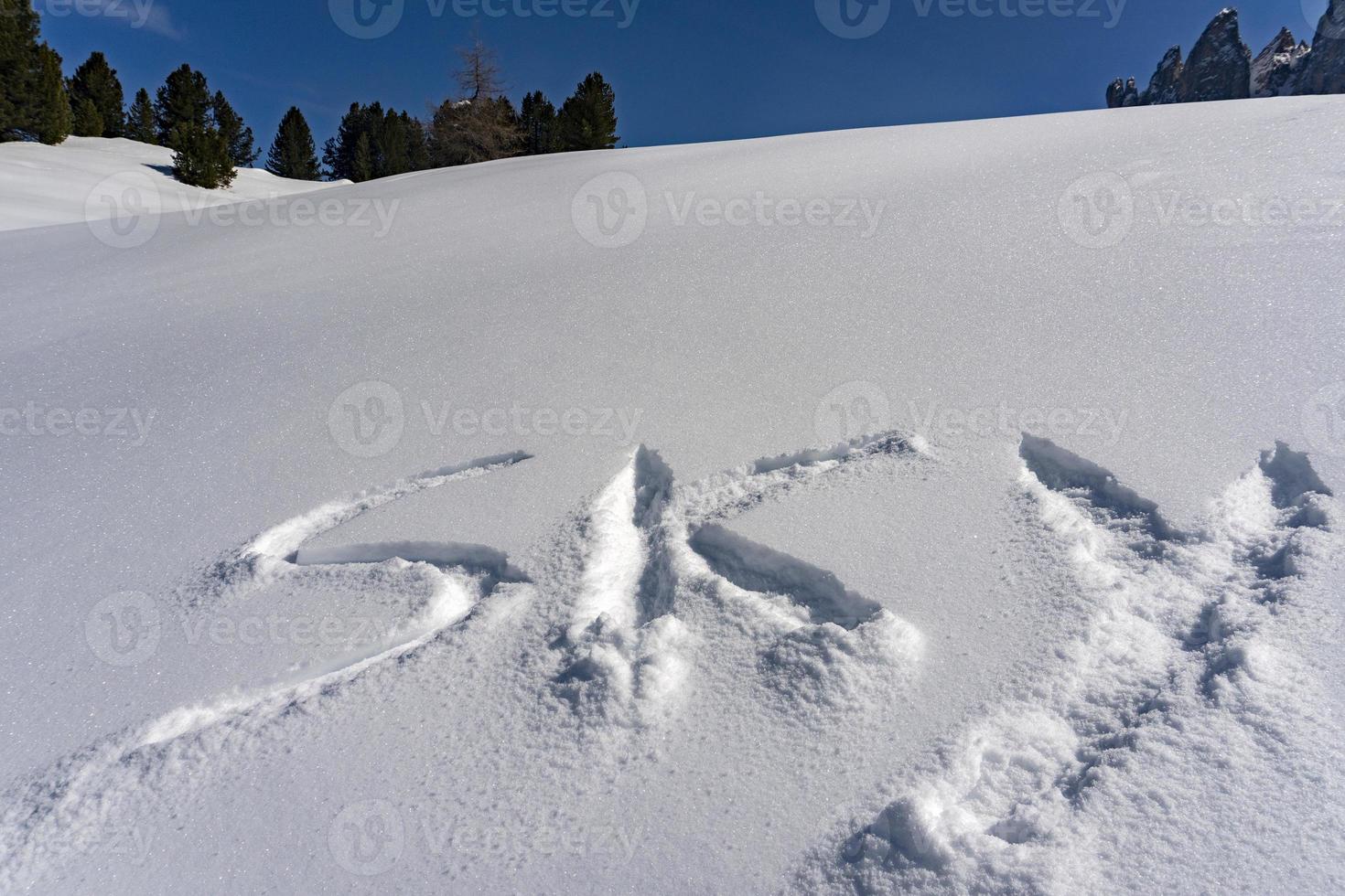 cielo scrittura su il neve foto