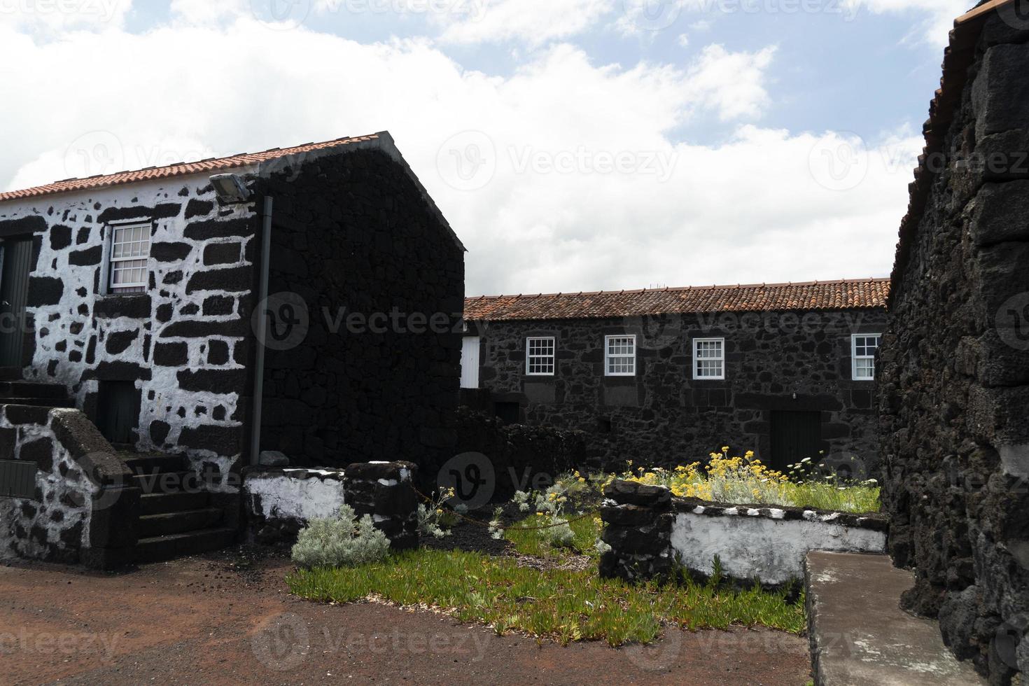 lajido villaggio pico isola azzorre nero lava case rosso finestre foto