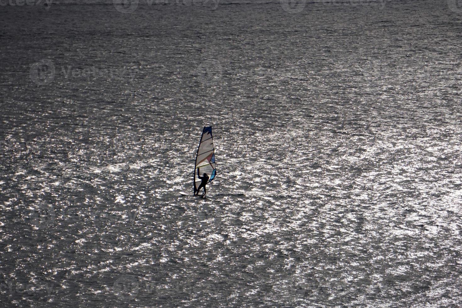 windsurfista silhouette su il controluce foto