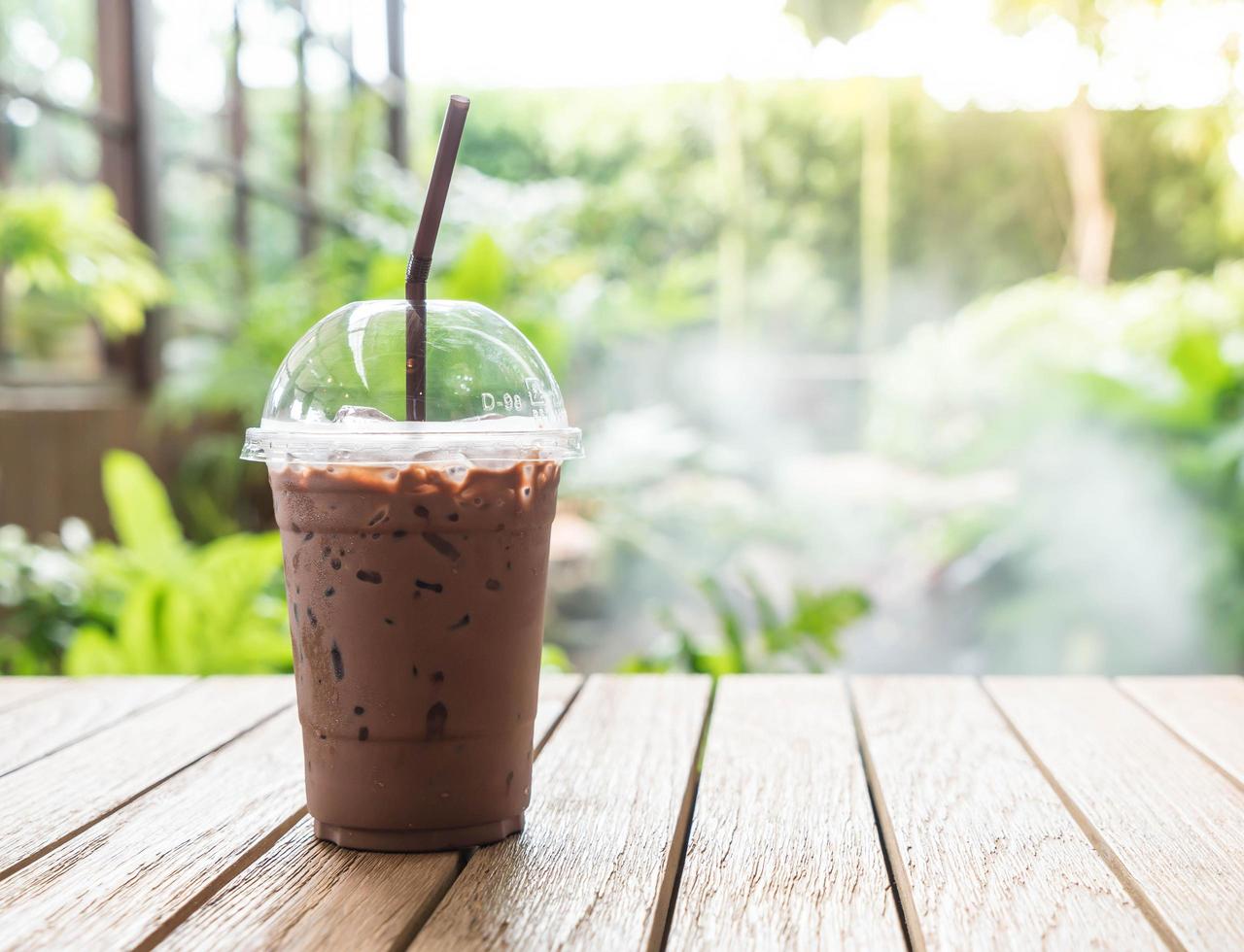 caffè al cioccolato ghiacciato con sfondo di natura foto