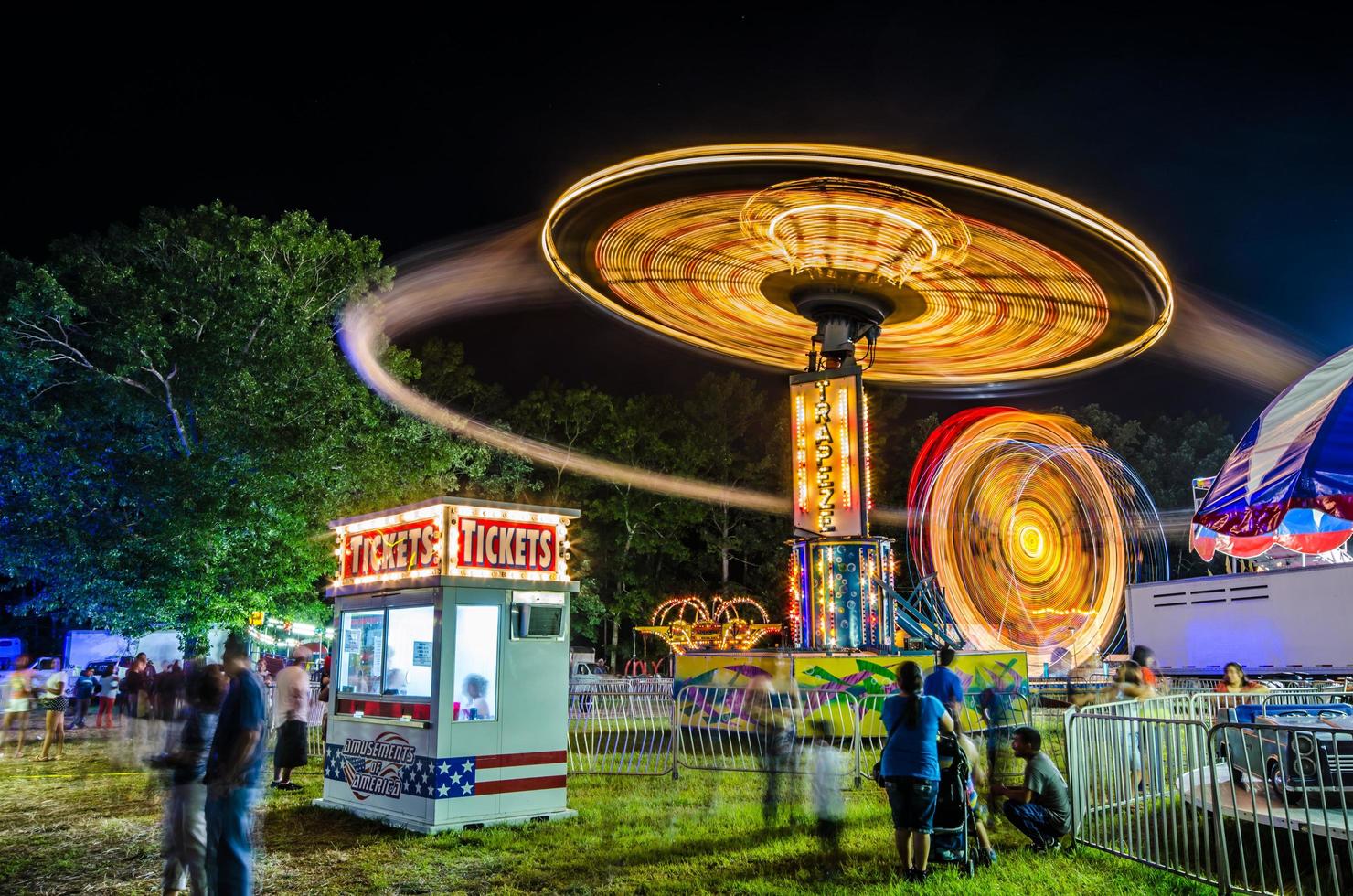 parco di divertimenti la sera foto