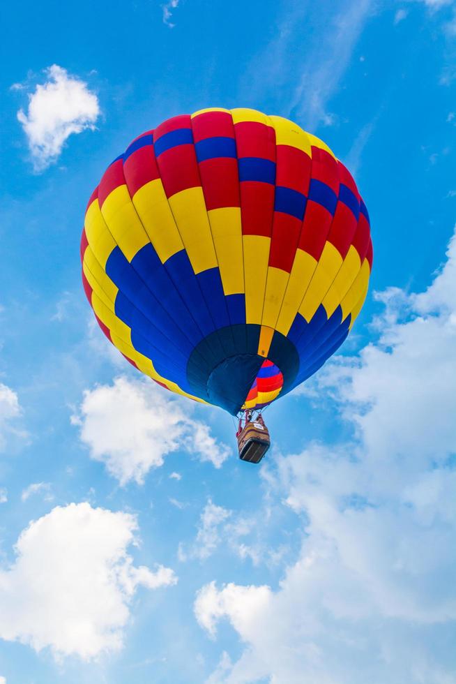 mongolfiera che vola durante il giorno foto