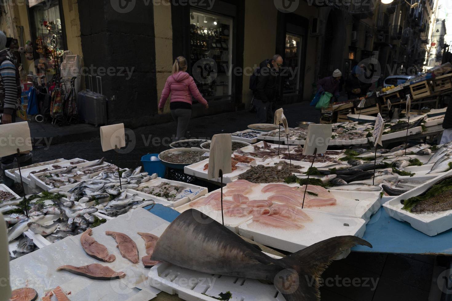 Napoli strada pesce mercato nel spagnolo quartiere foto