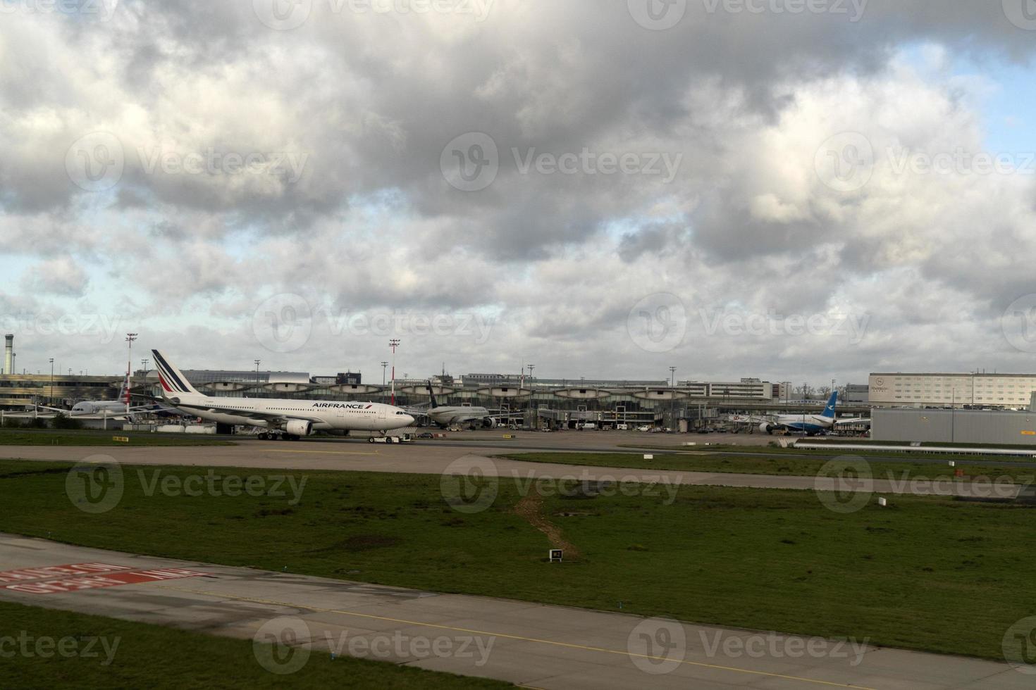 Parigi, Francia - novembre 7 2019 - Parigi aeroporto cdg atterraggio e Caricamento in corso carico e passeggeri foto