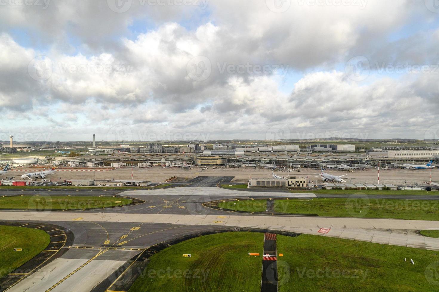 Parigi, Francia - novembre 7 2019 - Parigi aeroporto cdg atterraggio e Caricamento in corso carico e passeggeri foto