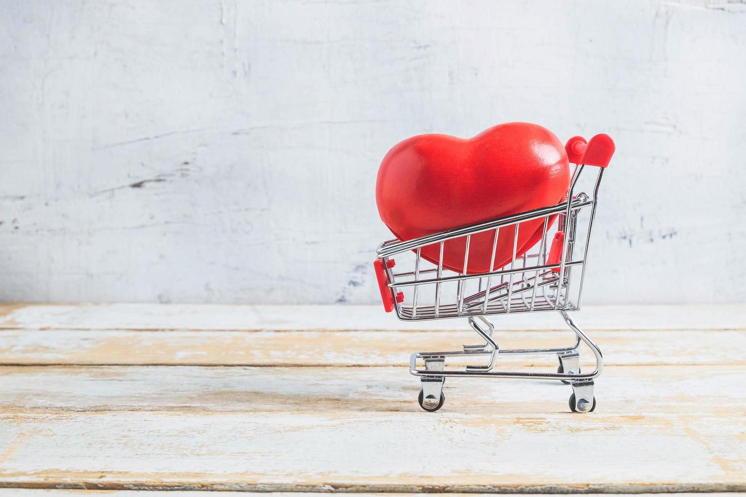 cuore rosso nel carrello foto