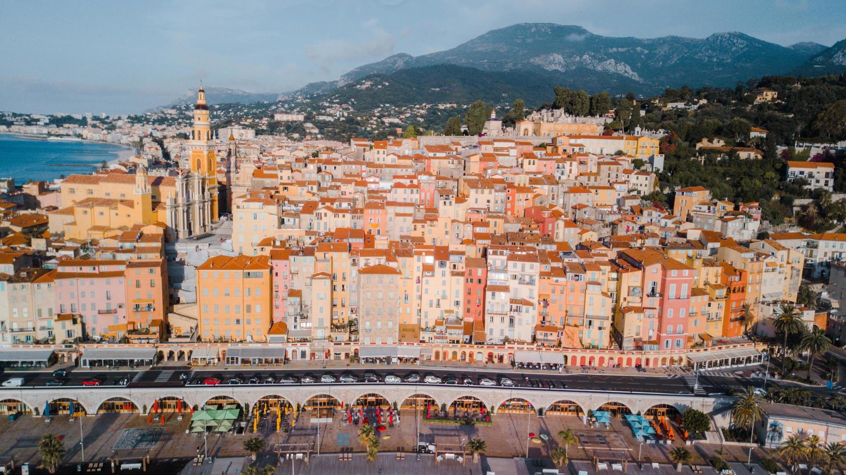 vista aerea degli edifici della città durante il giorno foto