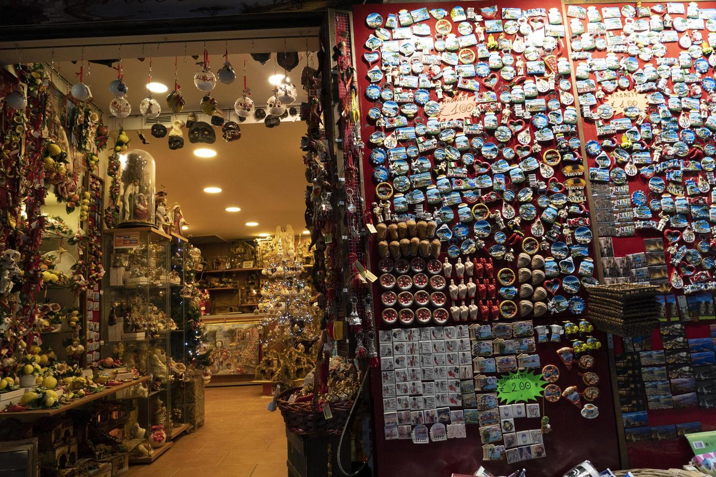 Napoli, Italia - febbraio 1 2020 - vecchio cittadina strada san gregorio armini foto