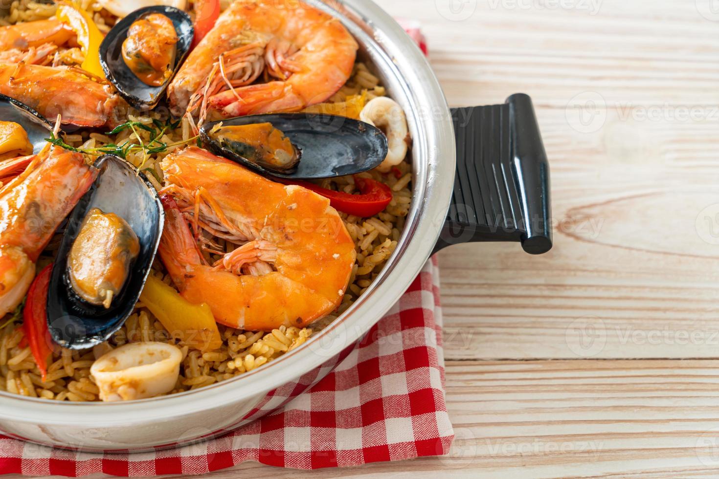 paella di mare con gamberi, vongole, cozze su riso allo zafferano foto