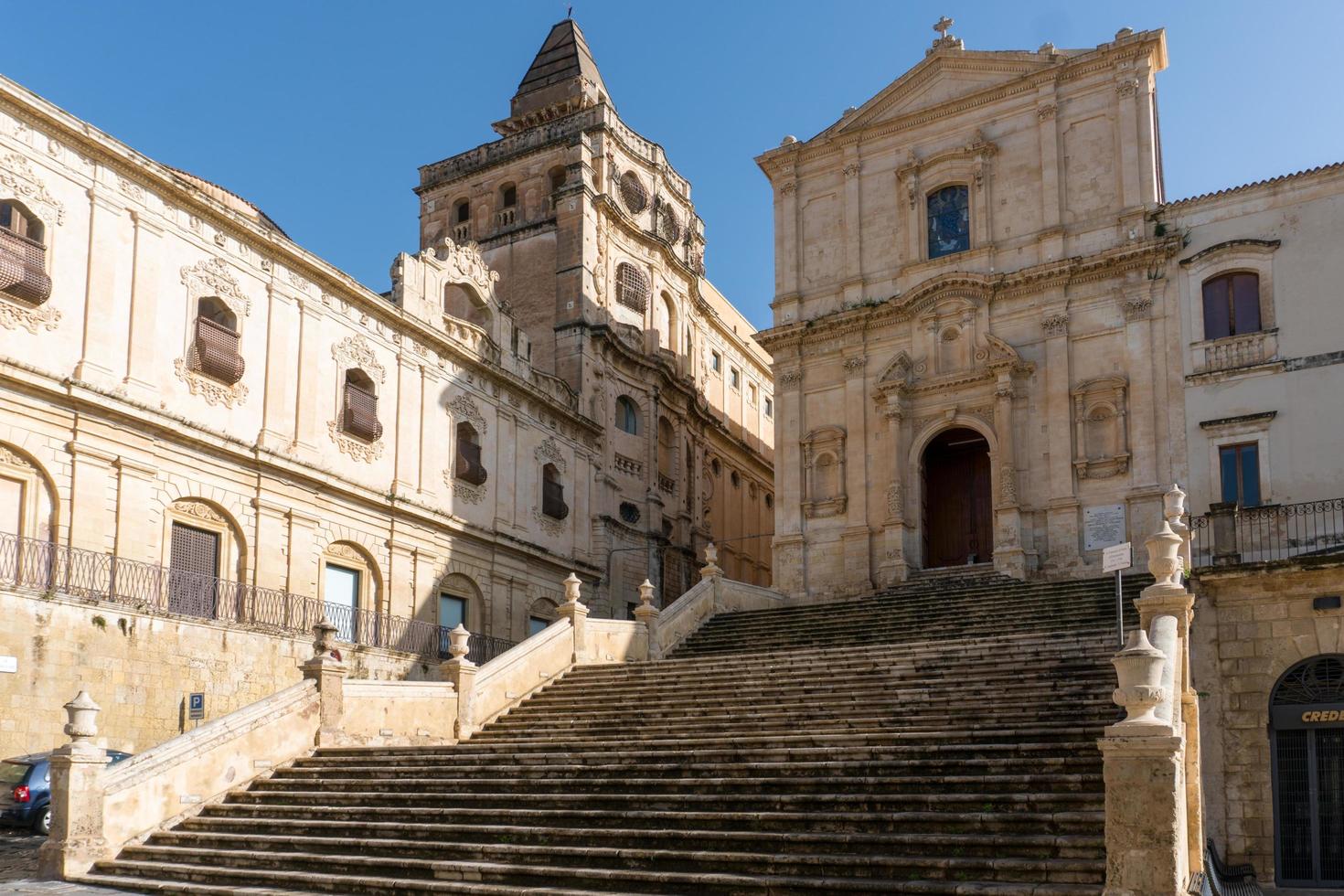 noto,italia-maggio 8, 2022 persone passeggiare nel noto nel davanti via il Chiesa di san Francesco d'Assisi all'immacolata durante un' soleggiato giorno foto