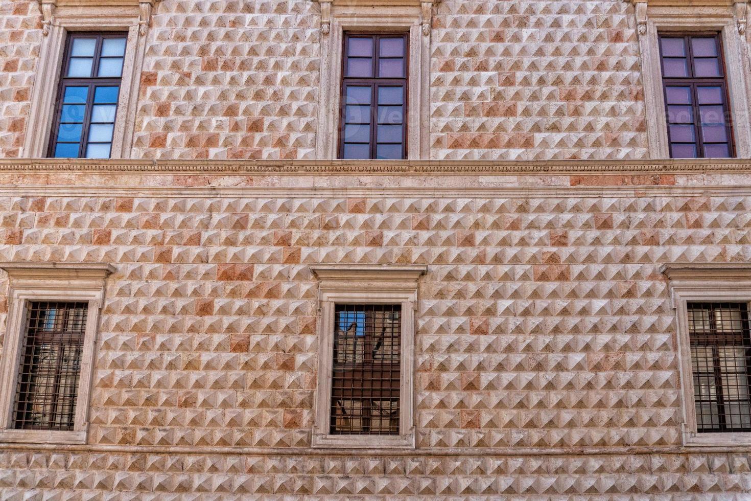 ferrara diamante palazzo piramide facciata foto