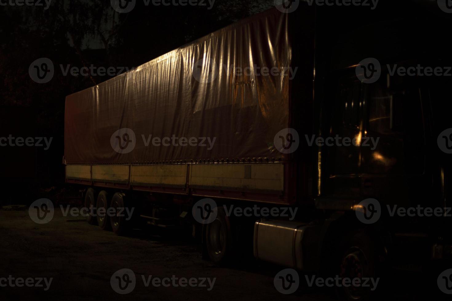 camion a notte. camion nel durante la notte parcheggio quantità. corpo di trasporto. foto