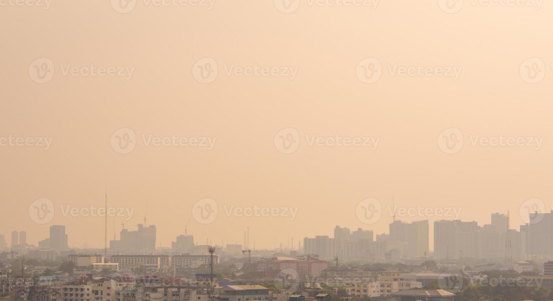 skyline urbano di paesaggio urbano nella nebbia o nello smog. immagine ampia e alta della città di Bangkok nella luce soffusa foto